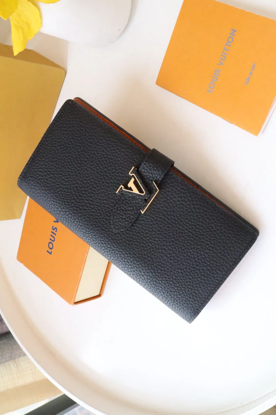 VERTICAL WALLET CAPUCINES BLACK